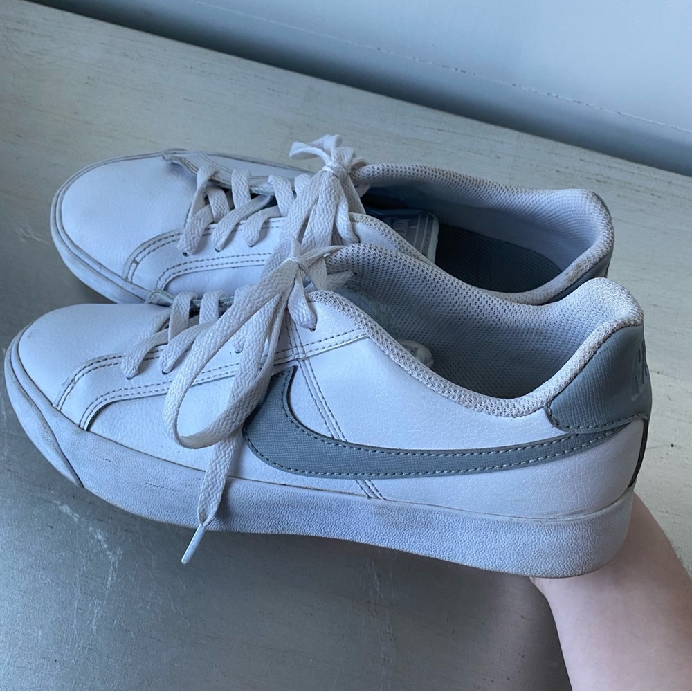 men’s nike court royale white + grey (size 7)